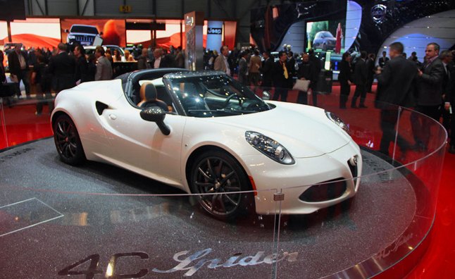 Alfa Romeo 4C Spider neturi negražių priekinių žibintų