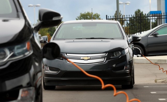 „Chevy Volt“ savininkai nuvažiavo 100 milijonų mylių vien tik elektra varomų automobilių
