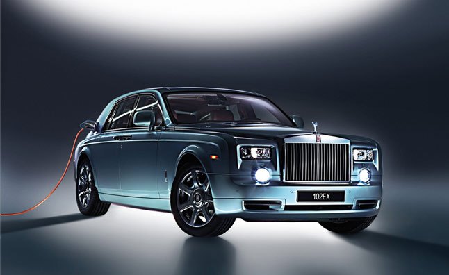 „Rolls-Royce“ svarsto galimybę įsigyti įkraunamą hibridinį modelį